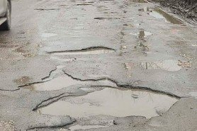 Ca după război. După topirea zăpezii, au răsărit gropile pe străzile din Capitală